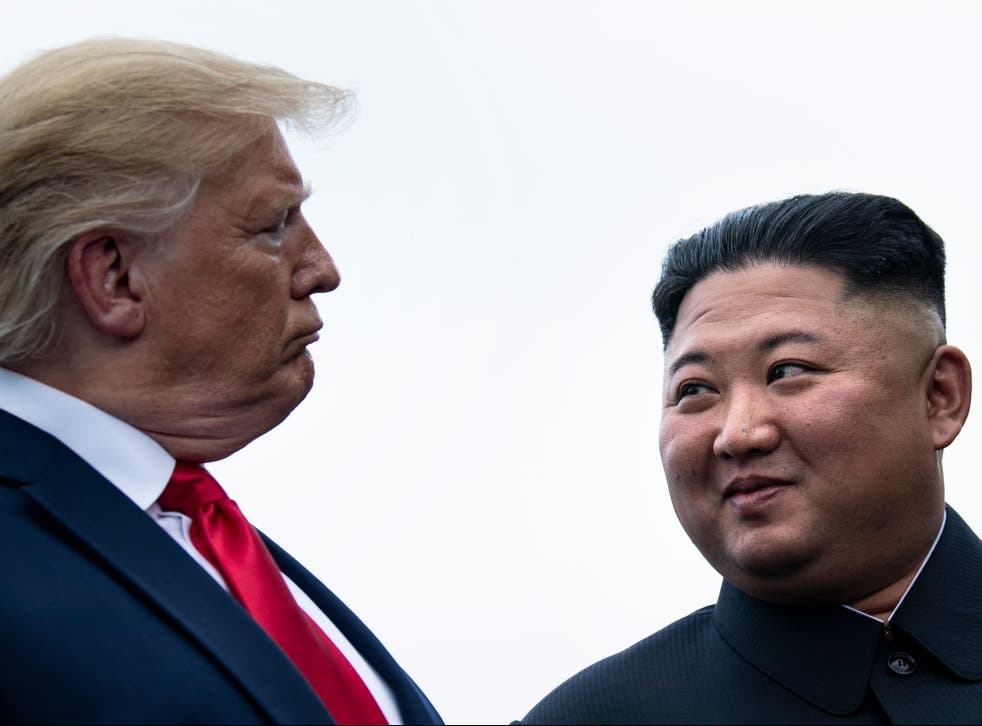El presidente de Estados Unidos, Donald Trump, y el líder de Corea del Norte, Kim Jong-un, hablan antes de una reunión en la Zona Desmilitarizada (DMZ) el 30 de junio de 2019, en Panmunjom, Corea