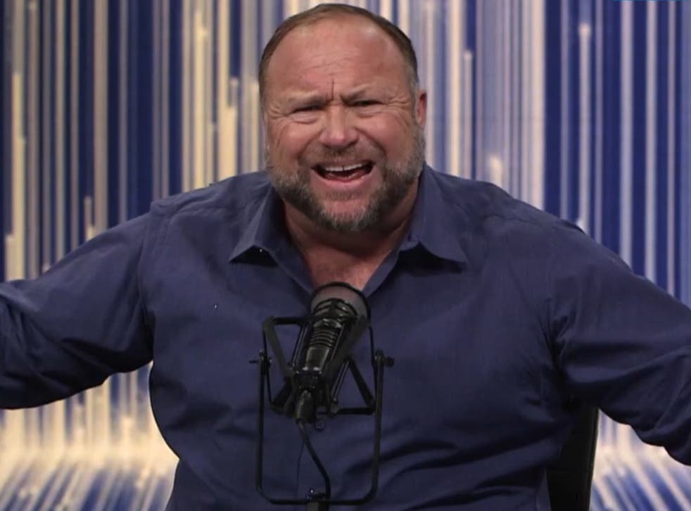 Alex Jones en su programa el 12 de diciembre de 2021