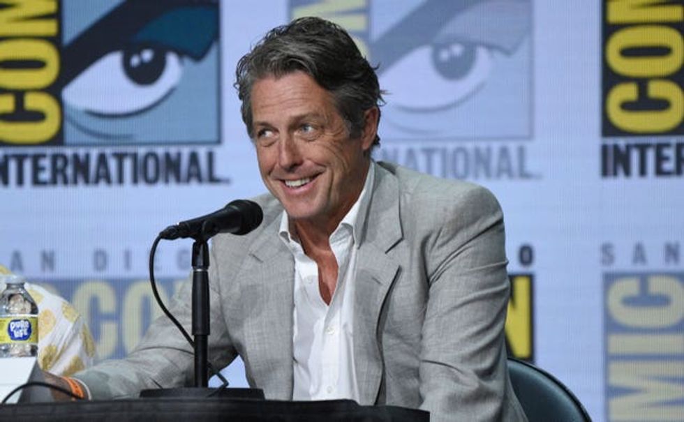 Hugh Grant habla durante un panel de Dungeons and Dragons: Honor Among Thieves en el primer día de Comic-Con International