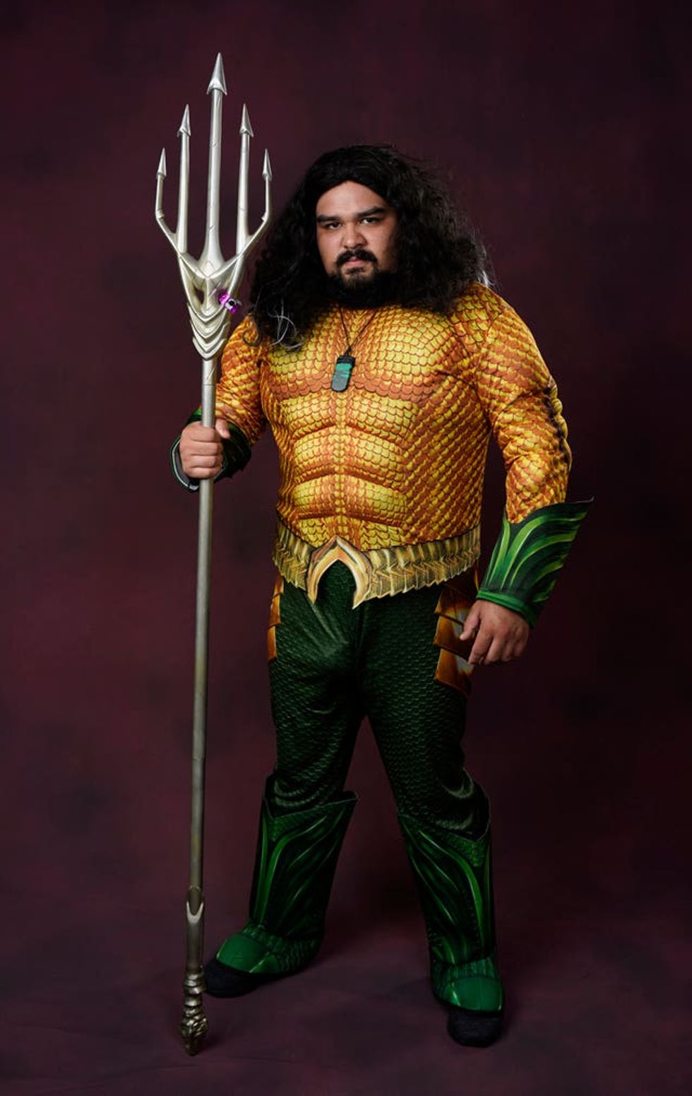 José Cuadros, de Escondido, California, vestido como Aquaman, posa para un retrato en el primer día de Comic-Con International el jueves 21 de julio de 2022, en San Diego