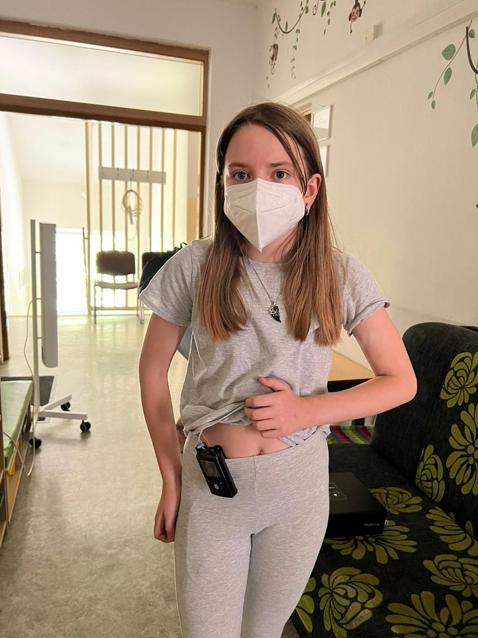 Dasha Makarenko con su nueva bomba de insulina