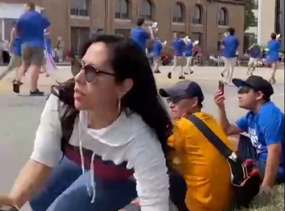 Los asistentes a un desfile del 4 de julio cerca de Chicago reaccionan al enterarse de que un tirador ha abierto fuego más adelante;