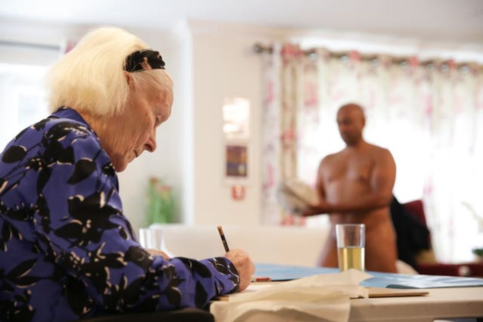 Los residentes de una residencia disfrutan de una clase de dibujo al desnudo