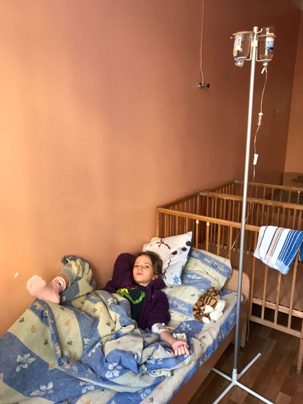 Dasha Makarenko, de 10 años, que padece diabetes de tipo uno, necesitaba urgentemente medicación después de que su familia huyera de su casa en Chernihiv, al norte de Ucrania.