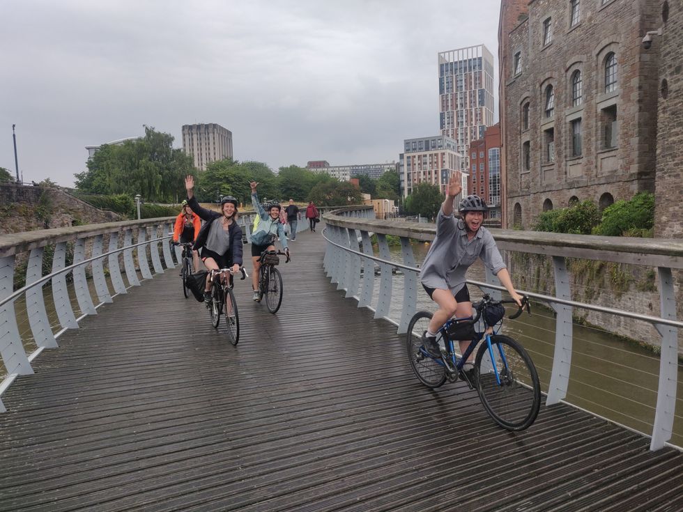 Grupo en bicicleta en un puente