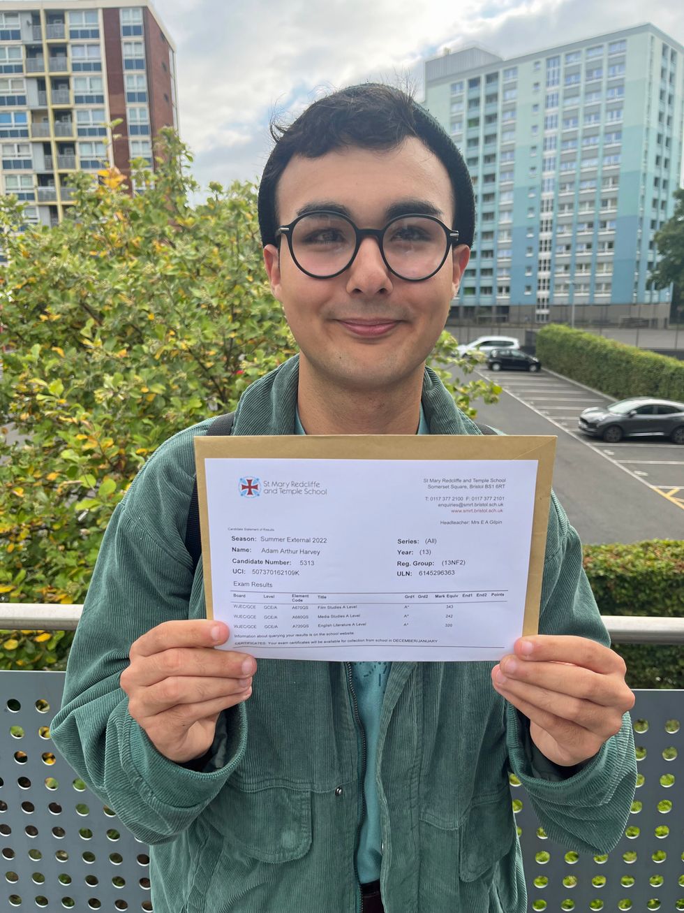 Adam Harvey, de 19 años, fue uno de los muchos estudiantes de la escuela St Mary Redcliffe and Temple de Bristol que celebró sus resultados de nivel A (Rod Minchin/PA)