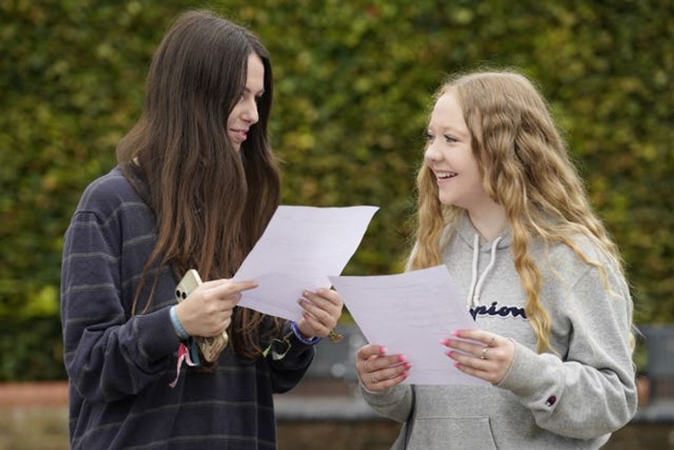 Nikita Hoawrd, de 18 años, a la izquierda, y Skye Paterson, de 18 años, comparten los resultados de sus T-levels en el Peter Symonds College, Winchester, Hampshire
