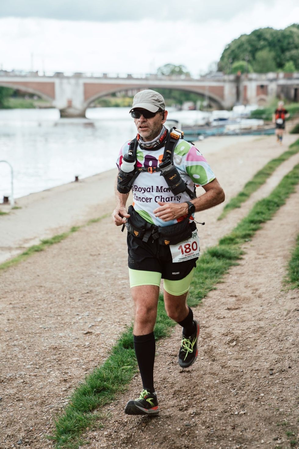 Hombre corriendo y con ropa de colores