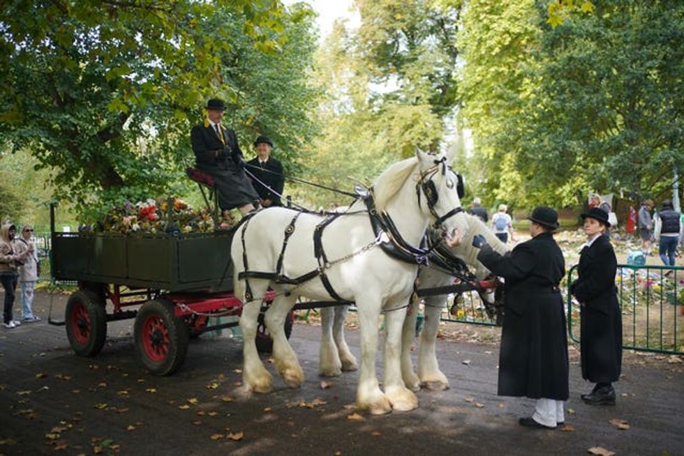 El personal de Royal Parks y los voluntarios retiran los homenajes florales de Green Park