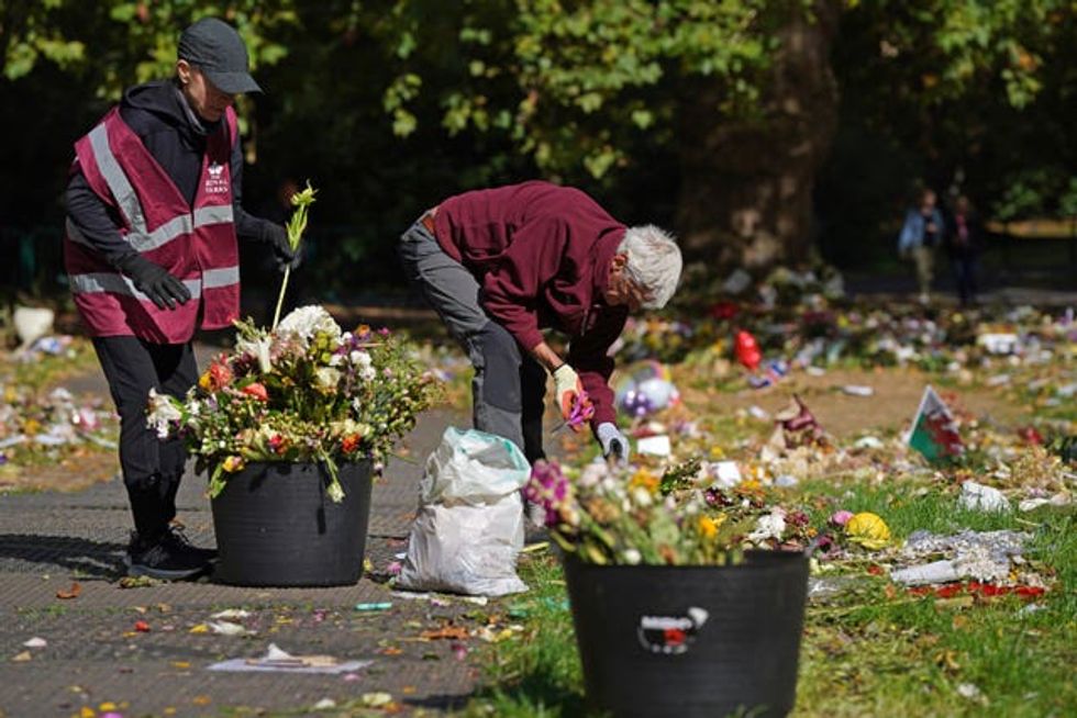 El personal de Royal Parks y los voluntarios comienzan a retirar las ofrendas florales de Green Park