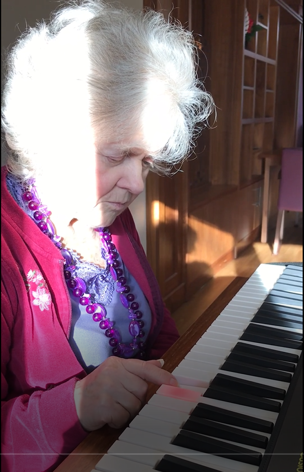 Mujer tocando el teclado