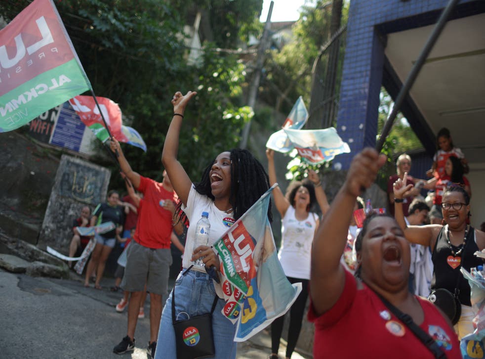 Los partidarios del ex presidente y actual candidato presidencial de Brasil, Luiz Inácio Lula da Silva, hacen campaña de cara a la segunda vuelta electoral